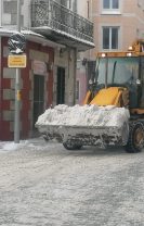 Calzada limpia y nieve fuera de las principales calles del casco urbano en Las Navas del Marqués