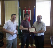 Montes de Las Navas entrega placa agradecimiento por donación de escudo heráldico